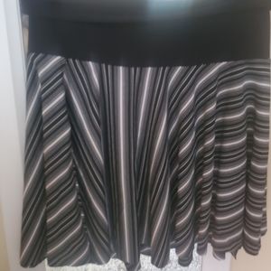 Blk & wht skirt sz m